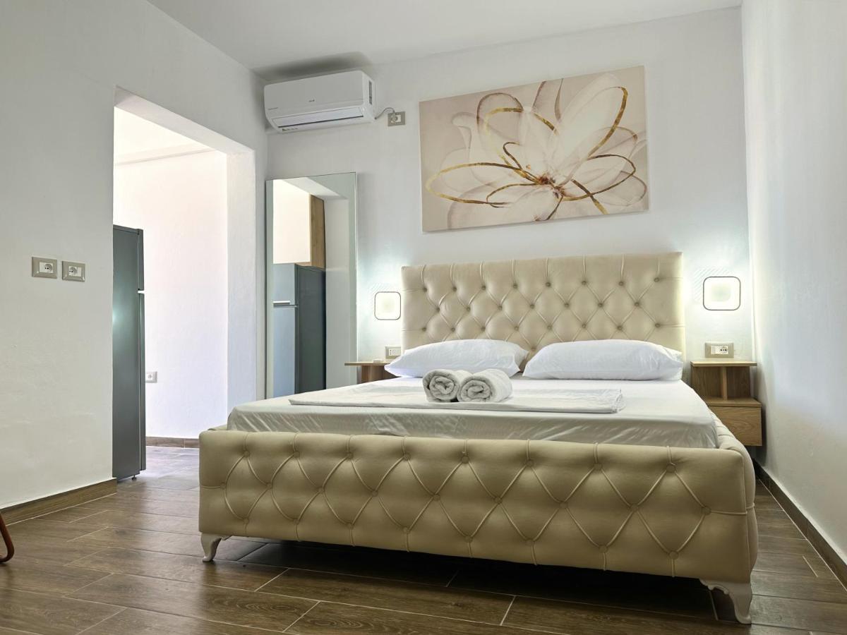 K&T Boulevard Studio Saranda Buitenkant foto